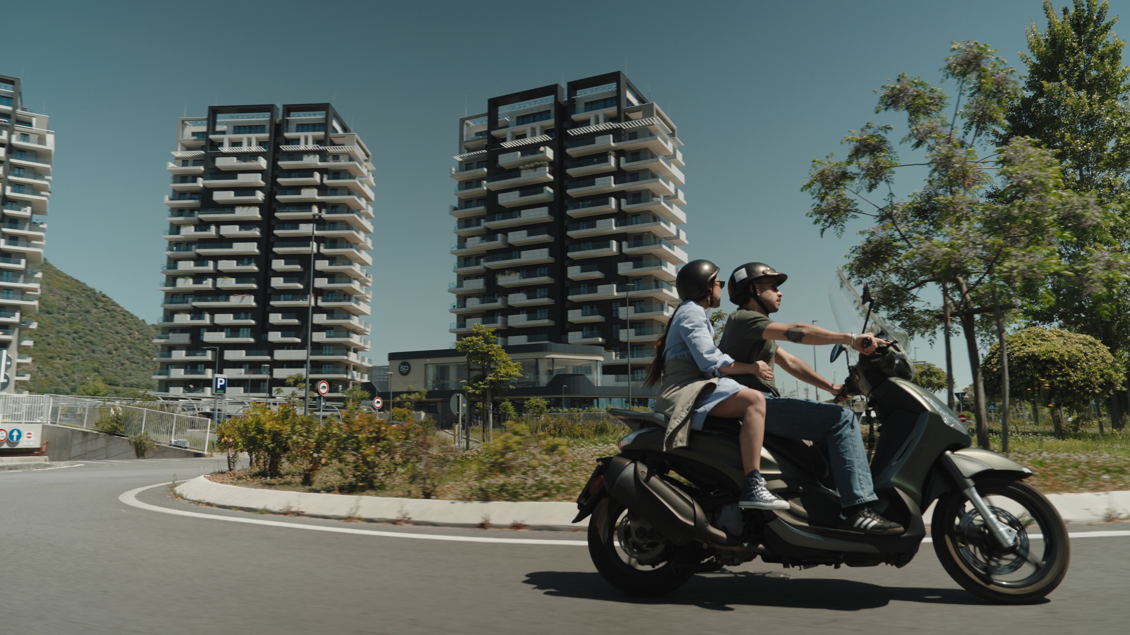Coppia in moto che percorre le strade di Salerno.