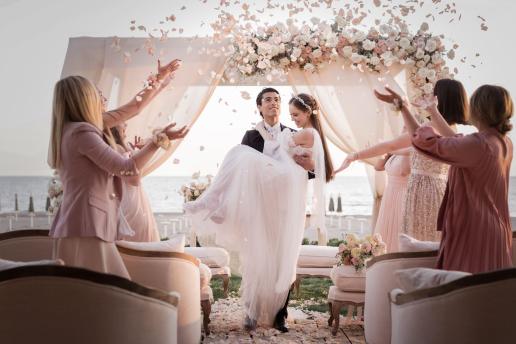 Sposi durante il matrimonio nell'elegante location dell'Oleandri Beach Resort.