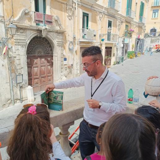 Una guida spiega ai bambini la storia di Trotula e di Salerno.