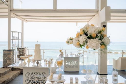 Ricevimento di matrimonio all'aperto sulla spiaggia con allestimento elegante.