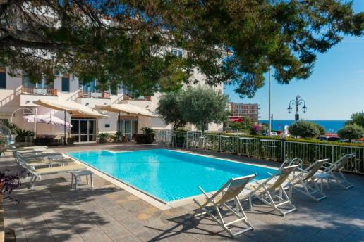 Vista esterna dell’hotel con piscina.