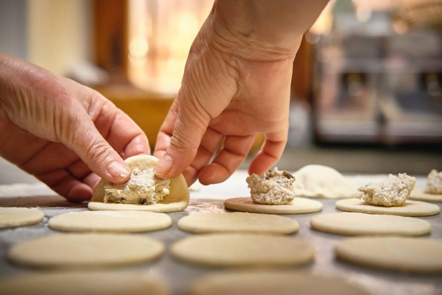 Preparazione della pasta nel corso di cucina della Tenuta Seliano. 