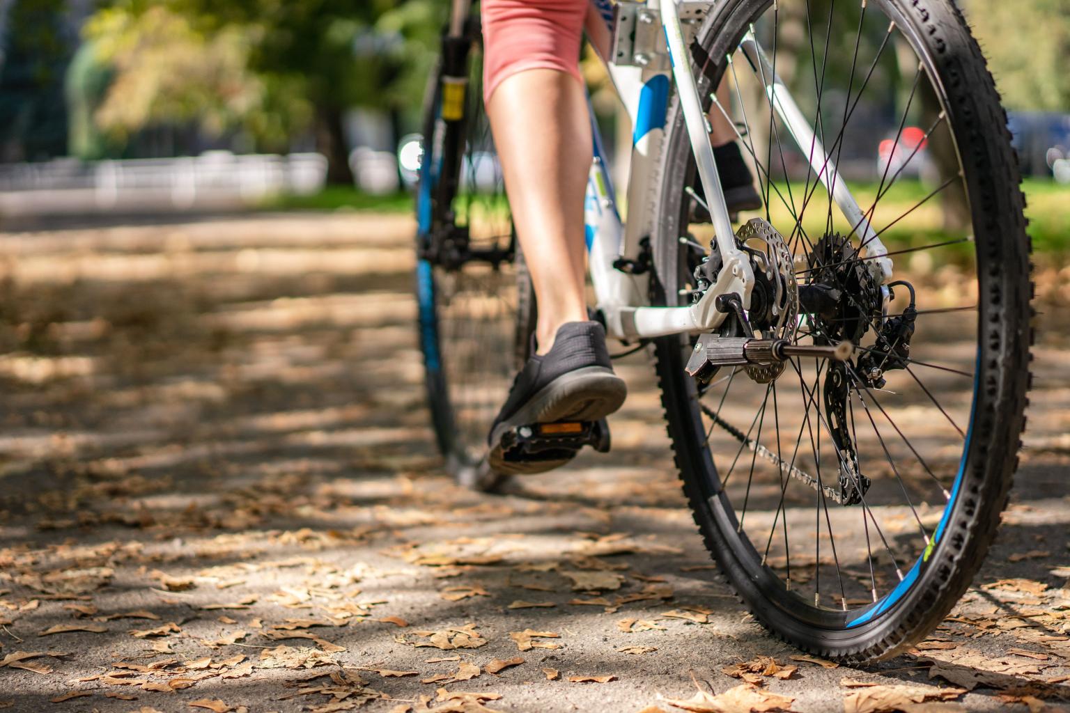 Persona in bicicletta durante un’escursione.