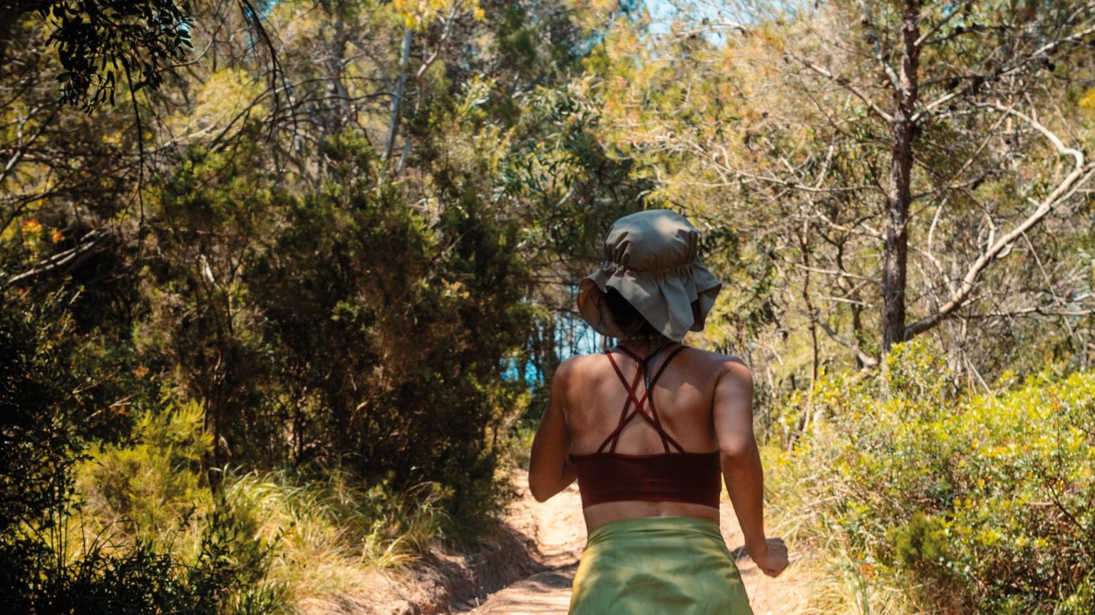 Donna che fa jogging immersa nella natura.