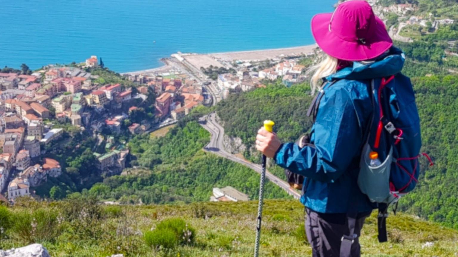 Donna che fa trekking sul Monte San Liberatore.