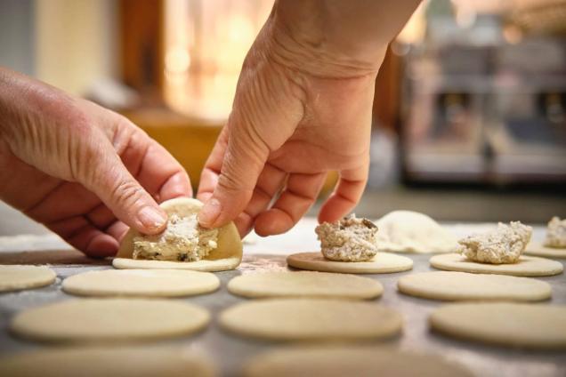 Preparazione della pasta nel corso di cucina della Tenuta Seliano. 