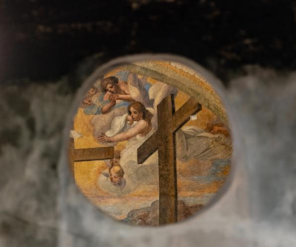 Affresco visto attraverso un’apertura circolare.
