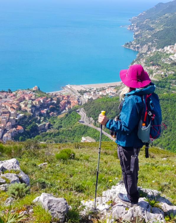 Donna che fa trekking sul Monte San Liberatore.