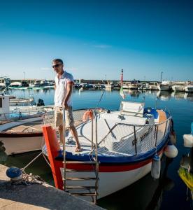 Il team evoè sulla barca ormeggiata nel porto di Marina di Pisciotta.