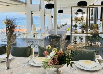 Dettaglio dell'allestimento nuziale e della tavola imperiale per un matrimonio sul mare.