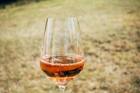 Un bicchiere di vino.