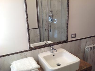 Bagno dell'appartamento con due camere da letto e balcone. 