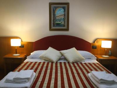 Camera da letto matrimoniale con dettagli rossi.