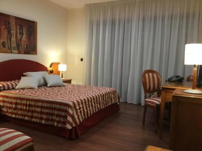 Camera da letto matrimoniale con dettagli rossi.