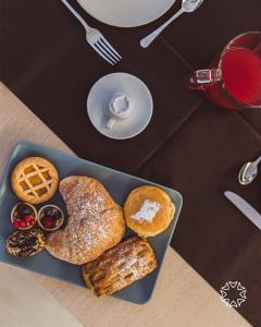 La colazione dolce con torte e prodotti da forno.