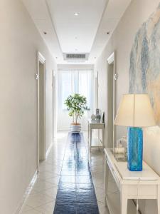 Il corridoio e gli spazi interni comuni dell’hotel.