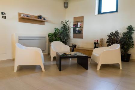 Spazio interno relax con tavolino e sedie.