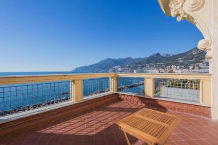 L'ampia terrazza con vista sul mare e sulla Costiera Amalfitana.