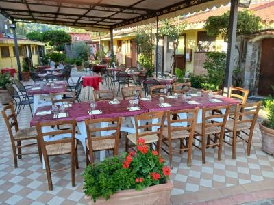 Ristorante esterno dell’Hotel Village Tabù con tavoli apparecchiati e veranda coperta.