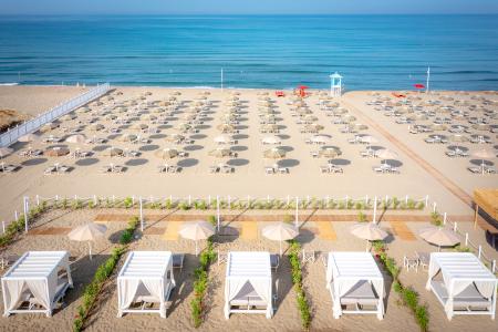Spiaggia del resort, tra mare cristallino e paesaggi della costa.