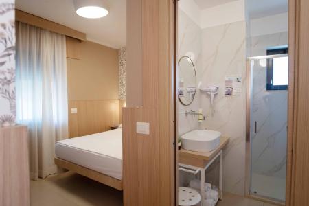 Blick auf das Schlafzimmer und das Badezimmer der Unterkunft.